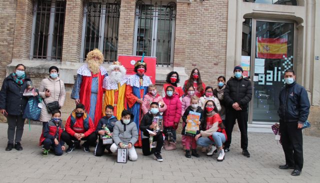 FADE y ´Reyes Magos de Verdad´ reparten regalos entre los menores participantes del proyecto ´Secunda Educa´ - 1, Foto 1