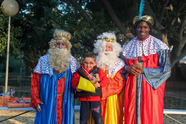 Fundación FADE y la Asociación ´Reyes Magos de Verdad´ llevan la magia y los regalos de los Reyes Magos a 32 menores del proyecto ´Secunda Educa´ - 2, Foto 2