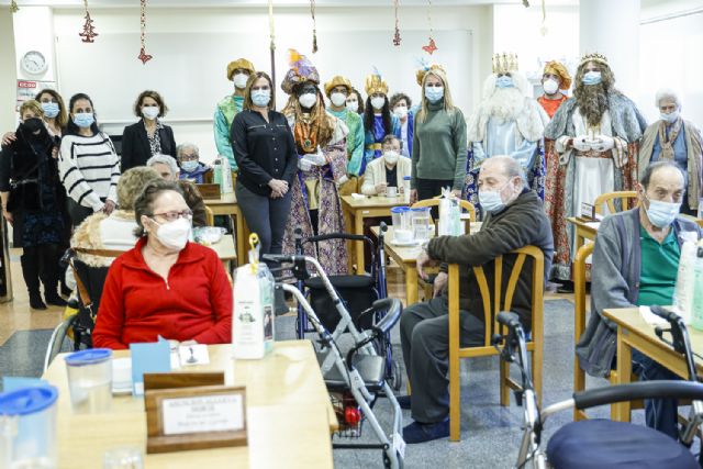 Isabel Franco acompaña a S.S. M.M. los Reyes Magos de Oriente en la entrega de regalos de la Residencia Virgen del Rosario - 1, Foto 1