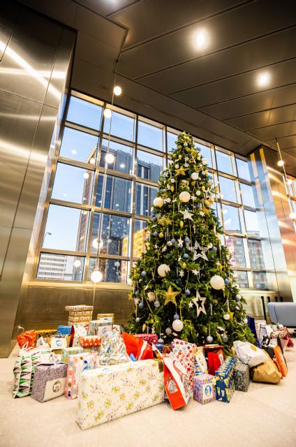 El programa de CaixaBank 'El Árbol de los Sueños' ha entregado 1.505 regalos a niños en situación de vulnerabilidad de la Región de Murcia - 1, Foto 1