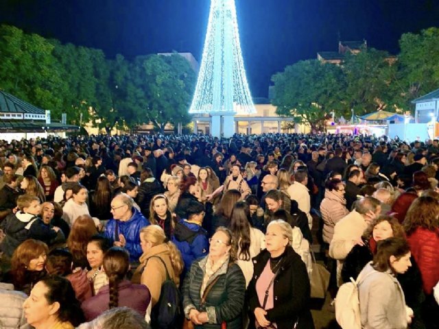 Abarrotada la plaza de España en el sorteo de la campaña de Comercio La Navidad es nuestra - 1, Foto 1