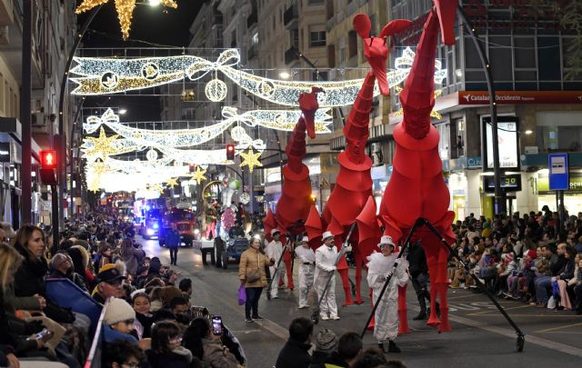 Los Reyes Magos reparten ilusión entre grandes y pequeños en una cabalgata con más de un millar de bailarines, músicos y personajes - 1, Foto 1