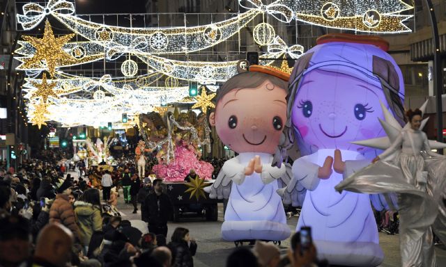 Los Reyes Magos reparten ilusión entre grandes y pequeños en una cabalgata con más de un millar de bailarines, músicos y personajes - 2, Foto 2