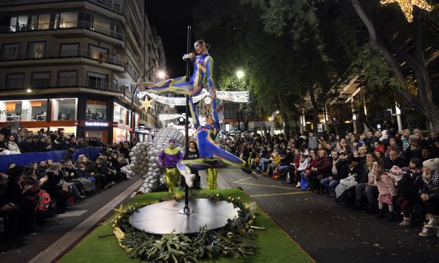 Los Reyes Magos reparten ilusión entre grandes y pequeños en una cabalgata con más de un millar de bailarines, músicos y personajes - 3, Foto 3