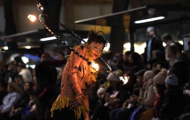 Los Reyes Magos reparten ilusión entre grandes y pequeños en una cabalgata con más de un millar de bailarines, músicos y personajes - 4, Foto 4