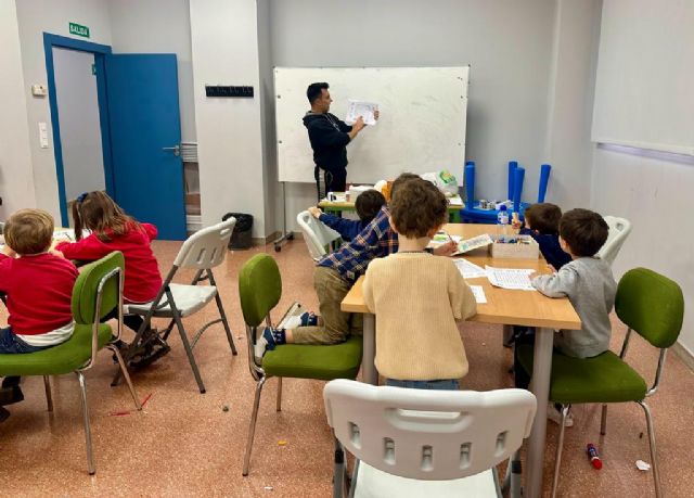 Una treintena de niños disfrutan estos días de los talleres de ocio y actividades pedagógicas de las Aulas Creativas Navideñas - 1, Foto 1