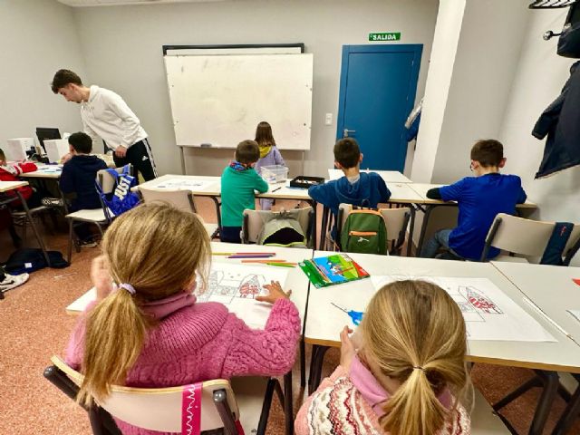 Una treintena de niños disfrutan estos días de los talleres de ocio y actividades pedagógicas de las Aulas Creativas Navideñas - 2, Foto 2