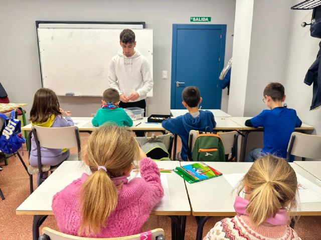 Una treintena de niños disfrutan estos días de los talleres de ocio y actividades pedagógicas de las Aulas Creativas Navideñas - 3, Foto 3