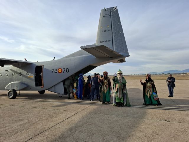 Los Reyes Magos aterrizan en la Base Aérea de Alcantarilla - 1, Foto 1