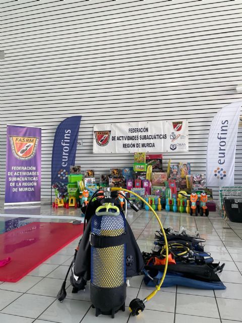 Buceo solidario en Murcia: voluntarios ofrecen bautismos subacuáticos a cambio de juguetes para niños - 5, Foto 5