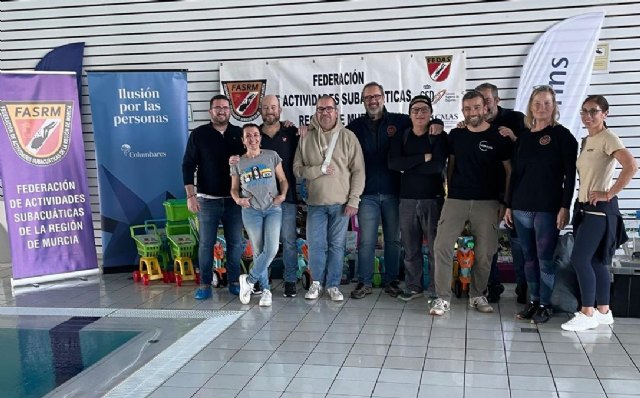 Buceo solidario en Murcia: voluntarios ofrecen bautismos subacuáticos a cambio de juguetes para niños - 1, Foto 1