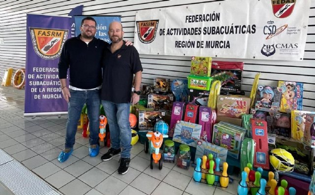 Buceo solidario en Murcia: voluntarios ofrecen bautismos subacuáticos a cambio de juguetes para niños - 3, Foto 3