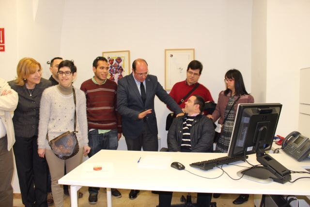 La Comunidad incorpora a jóvenes con discapacidad intelectual para hacer prácticas en la Administración regional - 2, Foto 2