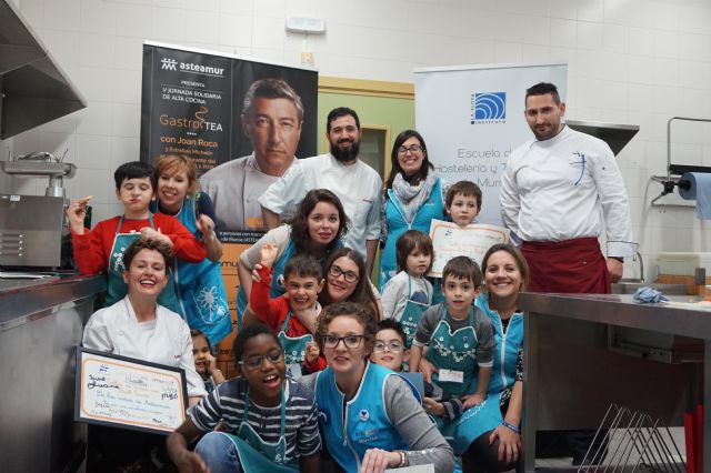 El cocinero Sebastián Lisón y la bloguera Ruth Cantó han impartido un taller de alta cocina para niños con autismo - 1, Foto 1