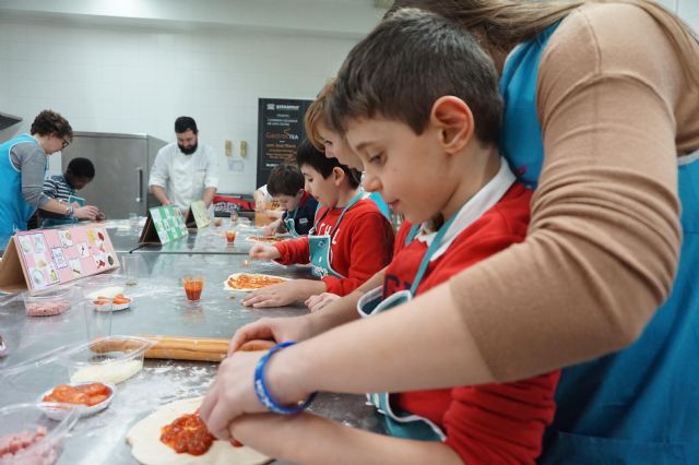 El cocinero Sebastián Lisón y la bloguera Ruth Cantó han impartido un taller de alta cocina para niños con autismo - 2, Foto 2