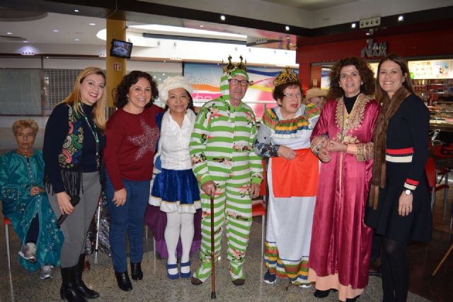 Afemac, Centro Ocupacional Urci, Alzheimer Águilas y las residencias de San Francisco y Ferroviarios participan en el Carnaval de los mayores en el Centro Comercial Águilas Plaza - 3, Foto 3