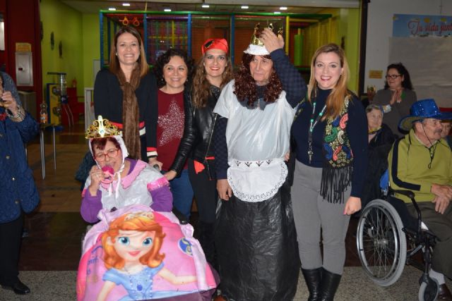 Afemac, Centro Ocupacional Urci, Alzheimer Águilas y las residencias de San Francisco y Ferroviarios participan en el Carnaval de los mayores en el Centro Comercial Águilas Plaza - 4, Foto 4