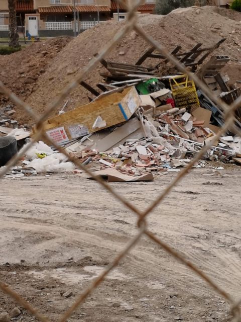 Vecinos de los Jardines piden a Ciudadanos ayuda ante la pasividad del Ayuntamiento para resolver problemas de la urbanización - 3, Foto 3