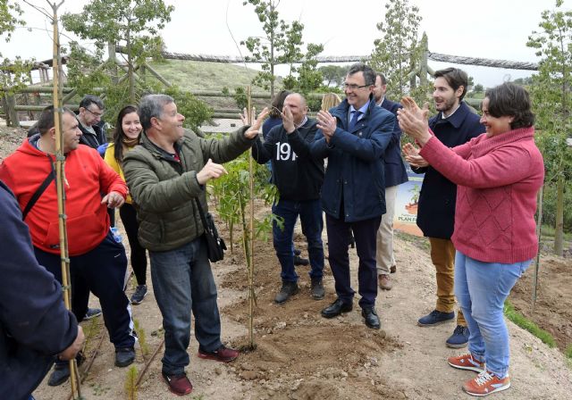 La participación social impulsa el Plan Foresta con una plantación multitudinaria de Aspapros en Terra Natura - 1, Foto 1