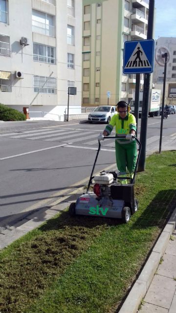 El Ayuntamiento pone en marcha una técnica que permitirá rejuvenecer más de 50.000 metros de césped - 1, Foto 1