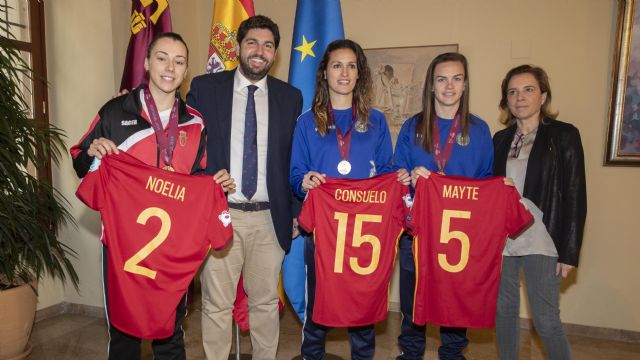 El presidente Fernando López Miras recibe a las tres jugadoras murcianas proclamadas campeonas de Europa de fútbol sala femenino con la selección española - 1, Foto 1