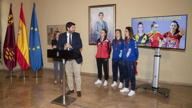 El presidente Fernando López Miras recibe a las tres jugadoras murcianas proclamadas campeonas de Europa de fútbol sala femenino con la selección española - 2, Foto 2