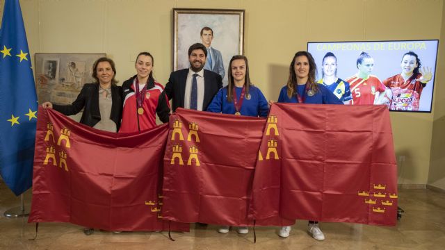 El presidente Fernando López Miras recibe a las tres jugadoras murcianas proclamadas campeonas de Europa de fútbol sala femenino con la selección española - 3, Foto 3