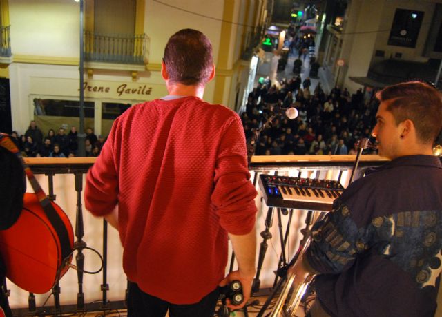 Cientos de personas llenan de vida el casco antiguo de Cartagena para disfrutar de la música desde los balcones - 2, Foto 2