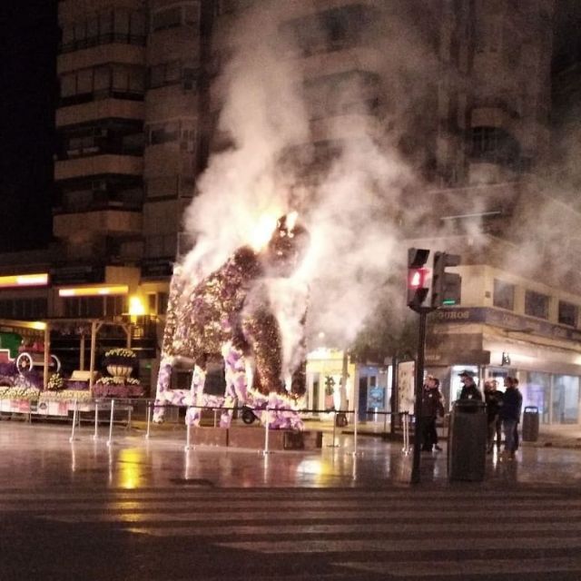 Un detenido por quemar el Jardín de Primavera en homenaje a Antonio Campillo de la avenida de la Libertad - 2, Foto 2