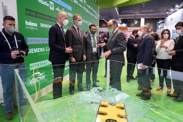 El rey Felipe VI visita junto a Ignacio Galán el stand de Iberdrola en WindEurope Bilbao 22 - 2, Foto 2