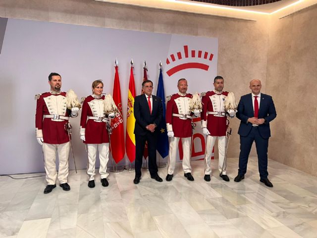 El Alcalde Serrano recibe a la primera mujer que desfila en Semana Santa con el traje de gala de la Policía Local de Murcia - 1, Foto 1