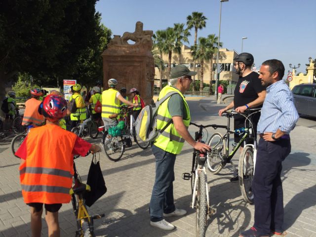 Los alumnos de primaria del CEIP Pintor Pedro Flores de Puente Tocinos recorren la mota del Segura en bicicleta y visitan los Molinos del Río - 1, Foto 1