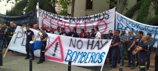 Bomberos del CGT en lucha por el incumplimiento de los acuerdos para publicar nuevas plazas - 1, Foto 1