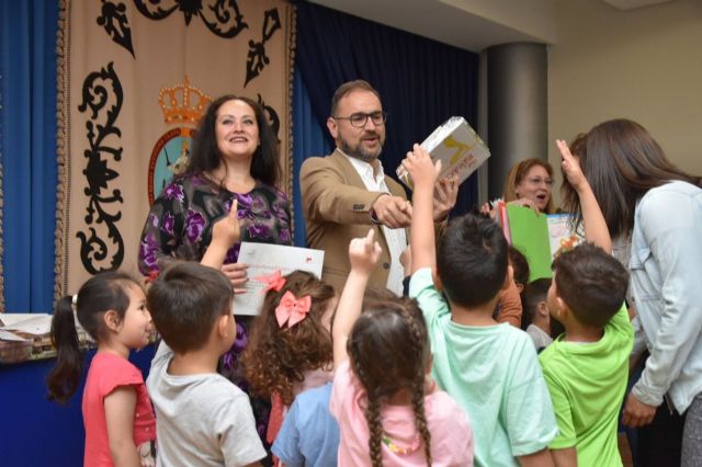 Los alumnos de infantil de CEIP Ana Caicedo, Rihob Zouhoir, Emma Avilés y Marcos Cabrera galardonados con el primer premio del XXXVIII Concurso Infantil de Cuentos 'Concha Fernández Luna' - 2, Foto 2