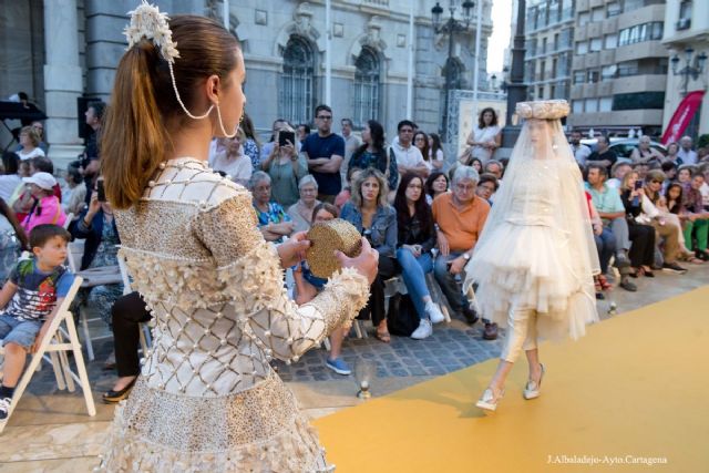 El evento cultural Moda a la española congrego a 200 personas frente al Palacio Consistorial - 1, Foto 1