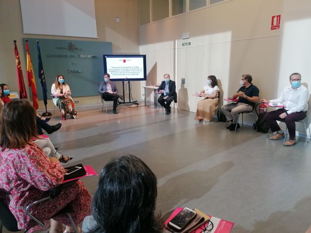 Los consejeros de Educación y Salud presiden el primer encuentro de la comisión de trabajo para la adopción de medidas para la reanudación de las clases el próximo curso escolar - 1, Foto 1