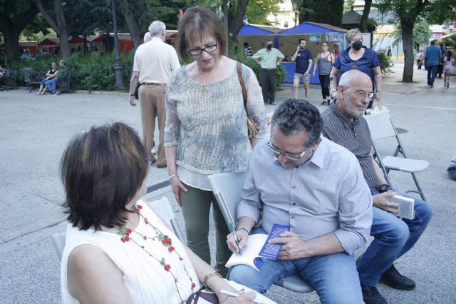 Desde la ´Concha de la Música´, la poesía llenó la Feria del Libro de Puertollano y su ´Paseo de San Gregorio - 3, Foto 3