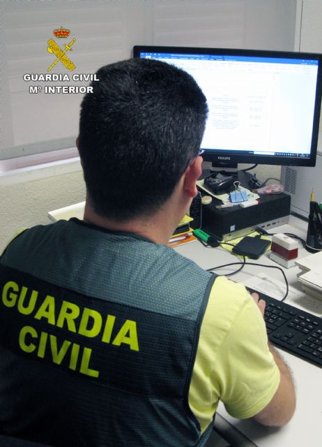 La Guardia Civil desmantela un grupo criminal que usurpó los datos de una vecina de Águilas para comprar teléfonos y contratar servicios de Internet - 2, Foto 2