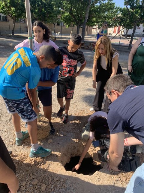 Los alumnos de 6º de Primaria se despiden de sus colegios plantando árboles, en el Día Mundial del Medio Ambiente - 1, Foto 1