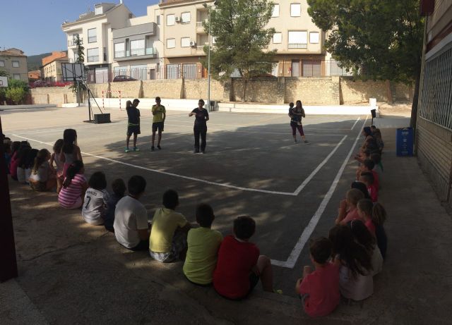 Alberto y Sergio Fernández García sorprenden con su visita a los niños y niñas de la Escuela de Verano de Moratalla. - 2, Foto 2