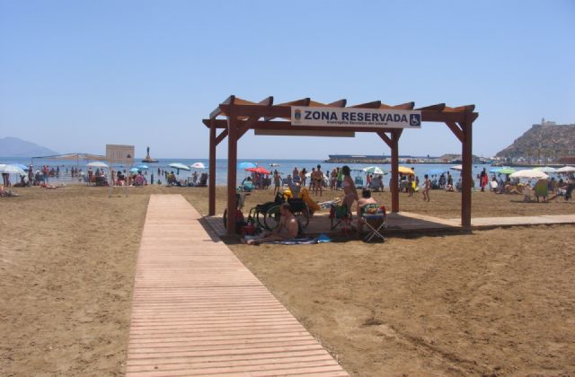 Más de medio centenar de playas de la Región cuenta con equipamientos accesibles - 1, Foto 1