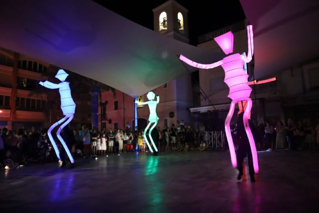 Circo coreográfico, acrobacias, humor y marionetas gigantes en el cierre del SaldeCalle - 1, Foto 1