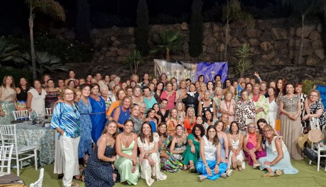 Más de un centenar de mujeres azules pertenecientes a la Asociación de Nuestra Señora de los Dolores se reúnen en su tradicional cena de verano celebrada en Águilas - 1, Foto 1