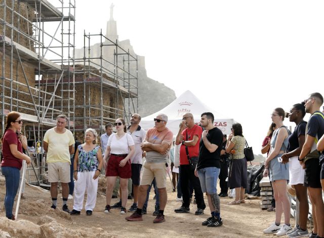 Los visitantes contemplan por primera vez el avance de los trabajos arqueológicos en el Castillejo de Monteagudo - 1, Foto 1