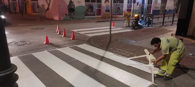 El Gobierno local pone en marcha un plan para repintar los pasos de peatones de la ciudad y reforzar la seguridad vial - 1, Foto 1