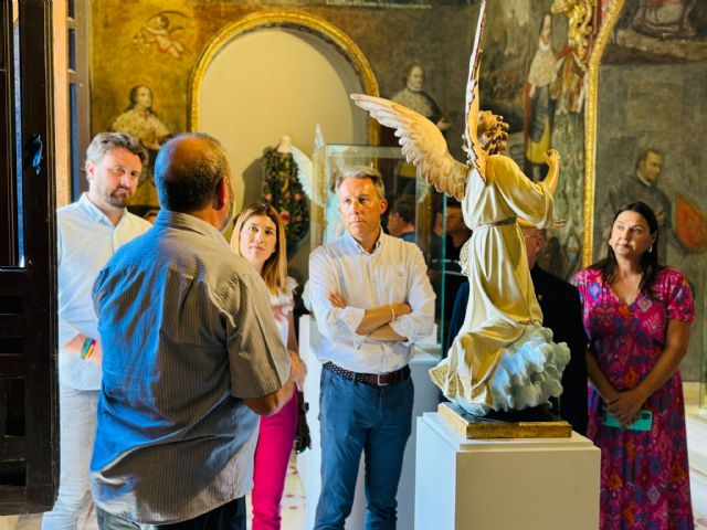 El alcalde de Lorca entrega a la Hermandad de la Virgen de las Huertas una pareja de ángeles restaurados en los talleres municipales - 1, Foto 1