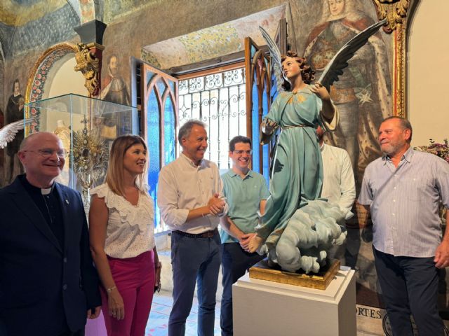 El alcalde de Lorca entrega a la Hermandad de la Virgen de las Huertas una pareja de ángeles restaurados en los talleres municipales - 2, Foto 2