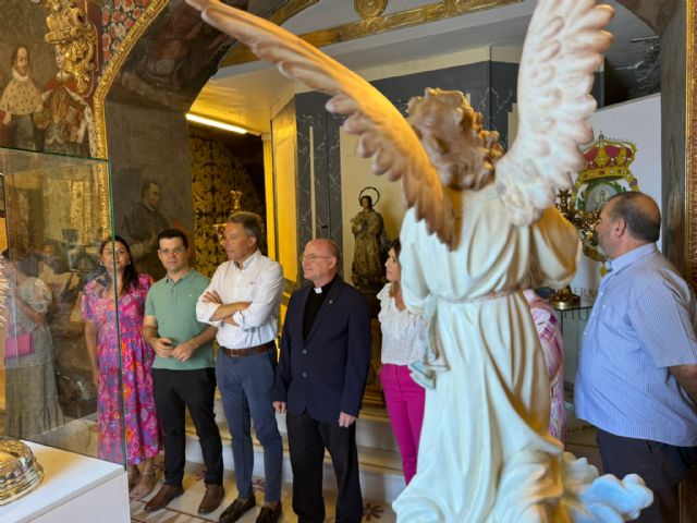 El alcalde de Lorca entrega a la Hermandad de la Virgen de las Huertas una pareja de ángeles restaurados en los talleres municipales - 3, Foto 3