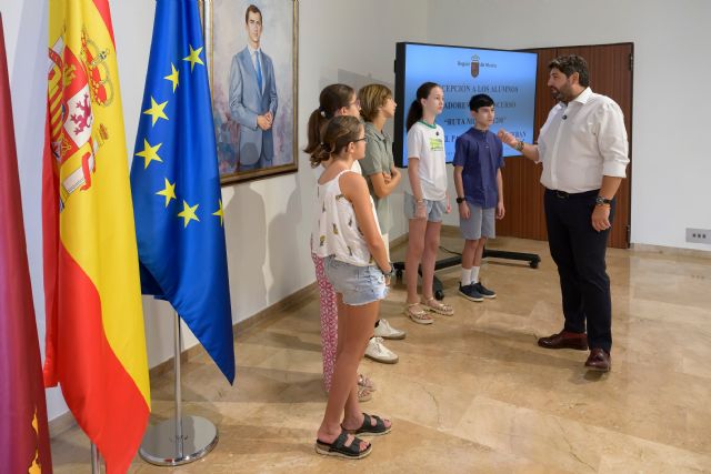López Miras recibe a los alumnos premiados por acercar la historia del Palacio de San Esteban a los murcianos López Miras recibe a los alumnos premiados por acercar la historia del Palacio de San Esteban a los murcianos