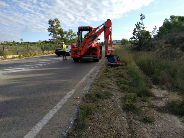 Fomento limpia y acondiciona las cunetas de la carretera de Altorreal y de la antigua carretera N-344 - 1, Foto 1